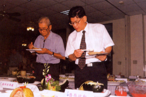 �A�ͤ��q�����ƪ��P�L����������񪺤u�@