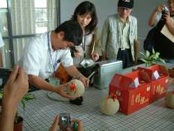 �{���ܽd�v���ʿ}�פ��˴�